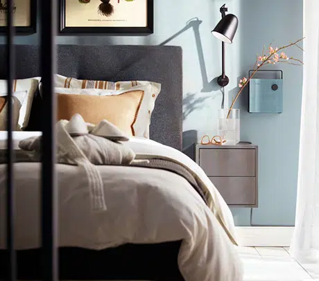 Chambre à coucher avec lit contemporain et applique murale