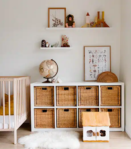 Chambre d'enfant avec étagère à casiers et panier en osier
